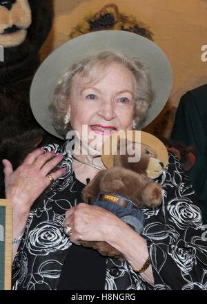 Forest Ranger honoraire et l'actrice Betty White est titulaire d'un jouet en peluche l'ours Smokey lors d'une cérémonie tenue au Kennedy Center le 9 novembre 2010 à Washington, DC. Banque D'Images