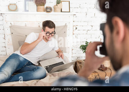 Mature pour son jeune ami dans la chambre Banque D'Images