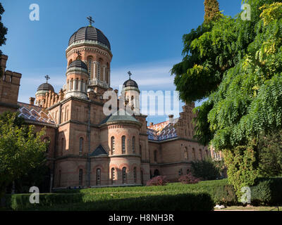 Tour à coupole de l'université nationale de Tchernivtsi dans chernivtsi ukraine avec arbres d'automne Banque D'Images