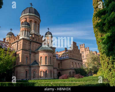 Tour à coupole de l'université nationale de Tchernivtsi dans chernivtsi ukraine avec arbres d'automne Banque D'Images