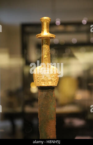 Sabre à garde d'or. Or, le cuivre. L'Âge du Bronze. Province de Guadalajara, Espagne. Musée Archéologique National, Madrid. Banque D'Images