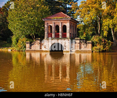 Réflexions au bord du lac de l'hangar à Birkenhead Park Banque D'Images