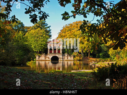 Le Boathouse Birkenhead Park, encadrée par le feuillage environnant Banque D'Images