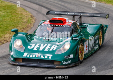 1998 Porsche 911 GT1-98 Le Mans racer avec chauffeur Nick Trott au Goodwood Festival of Speed 2016, Sussex, UK. Banque D'Images