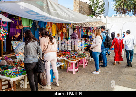Shopping pour les touristes des souvenirs dans la médina, Marrakech, Maroc Banque D'Images
