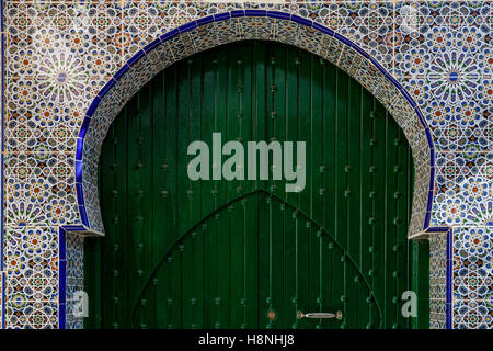 Une belle porte et Tile Surround, la Medina, Marrakech, Maroc Banque D'Images