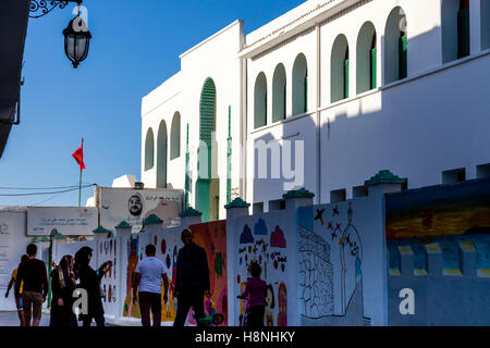 Les bâtiments blanchis à la chaux colorée dans la médina, Marrakech, Maroc Banque D'Images