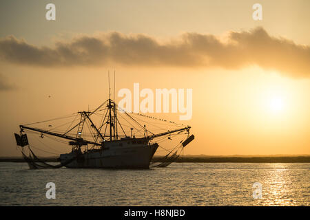 Bateau de crevettes au lever du soleil près de Port Aransas Texas Banque D'Images