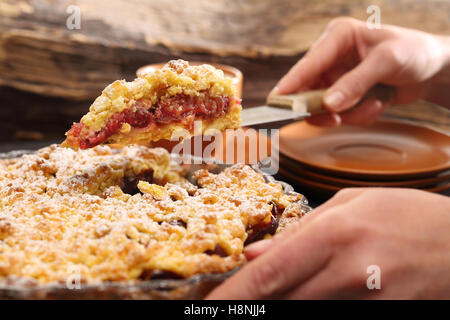 Gâteau fait maison. Sur tarte pâte feuilletée avec les prunes et le sucre en poudre Banque D'Images