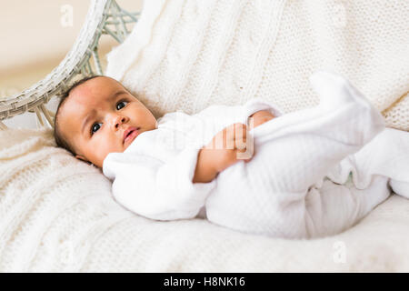 Mélange de biracial réfléchie Hispaniques et Africains-Américains couché bébé Banque D'Images