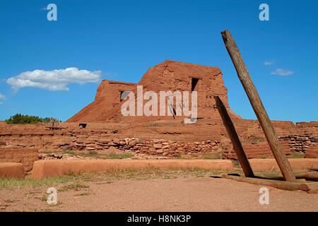 Pecos National Monument, New Mexico, United States. Ruines de l'église espagnole et kiva. Les premiers habitants sont arrivés 800 Banque D'Images