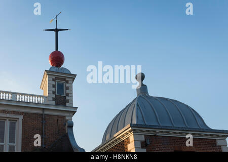 Rouge 'boule de temps' et girouette en haut de Flamstead House, une partie de l'Observatoire Royal de Greenwich. Banque D'Images