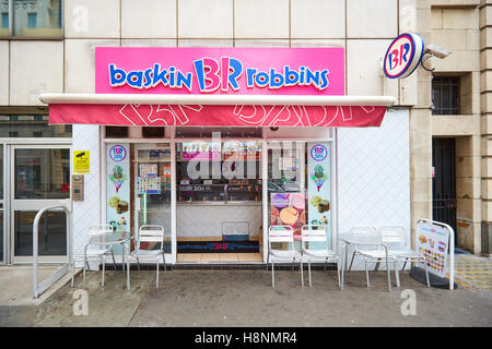 Vue générale d'un magasin de crème glacée Baskin Robbins sur Baker Street, Londres Banque D'Images