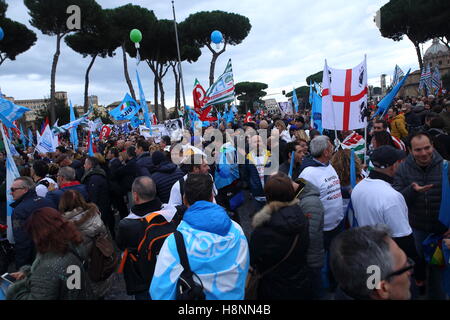 Rome, Italie. 14Th Nov, 2016. Démonstration d'Equitalia travailleurs que la garantie à première demande au gouvernement italien de leur avenir. Selon le décret du 22 octobre, sur la réorganisation des activités d'Equitalia, effectueront leur travail dans l'Agenzia delle Entrate mais sans les garanties prévues par le Code civil. Crédit : Matteo Nardone/Pacific Press/Alamy Live News Banque D'Images