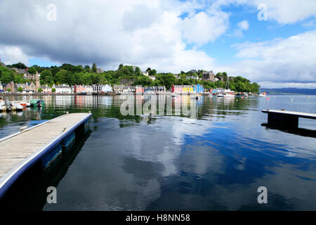 Une vue lointaine de la chalets peint de couleurs vives, à Tobermory, la plus grande ville de l'Isle of Mull, Scotland, UK. Banque D'Images