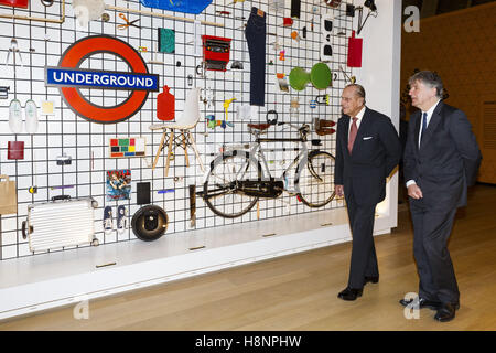 Le duc d'Édimbourg est suivi une visite guidée des expositions par Deyan Sudjic, Directeur du Design Museum qu'il ouvre le nouveau Design Museum au Design Museum à Londres, en Angleterre. Banque D'Images