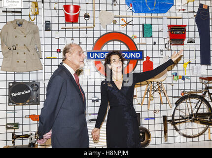 Le duc d'Édimbourg et Alice Noir, Vice-Directeur du Design Museum voir un affichage de 100 des plus populaires dessins tous les jours désignés par le public comme il ouvre le nouveau Design Museum au Design Museum à Londres, en Angleterre. Banque D'Images