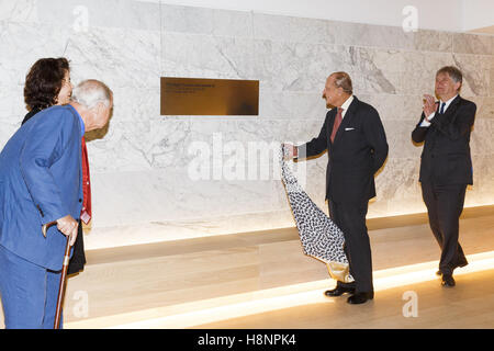 Le duc d'Édimbourg est surveillé par Deyan Sudjic, Directeur du Design Museum comme il dévoile une plaque comme il ouvre le nouveau Design Museum au Design Museum à Londres, en Angleterre. Banque D'Images