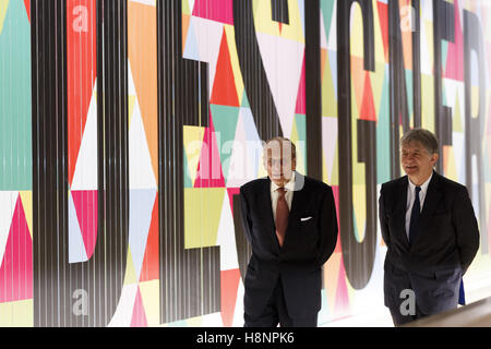 Le duc d'Édimbourg est suivi une visite guidée des expositions par Deyan Sudjic, Directeur du Design Museum qu'il ouvre le nouveau Design Museum au Design Museum à Londres, en Angleterre. Banque D'Images