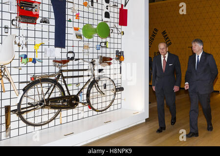 Le duc d'Édimbourg est suivi une visite guidée des expositions par Deyan Sudjic, Directeur du Design Museum qu'il ouvre le nouveau Design Museum au Design Museum à Londres, en Angleterre. Banque D'Images