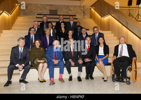 (De gauche à droite, rangée du bas) Deyan Sudjic, Directeur du Design Museum, Jill Ritblat, Sir Terence Conran, le Prince Philip, duc d'Édimbourg, Luqman Arnold, Mme Bakala et David Constatine (de gauche à droite, deuxième rangée) Sebastian Conran, John Hegarty, Anya Hindmarch, Hugh Devlin, Charles Rifkind, (de gauche à droite, troisième ligne) Alistair Johnston, Saba Nazar, Alice Noir, Asif Khan (de gauche à droite, rangée du haut) Chris Frayling, Nicholas Bull et Julian Vogel assister à l'ouverture du nouveau Musée de la conception au Design Museum à Londres, en Angleterre. Banque D'Images