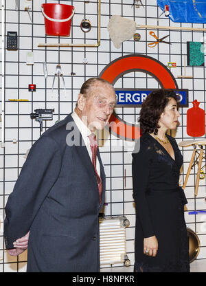 Le duc d'Édimbourg et Alice Noir, Vice-Directeur du Design Museum voir un affichage de 100 des plus populaires dessins tous les jours désignés par le public comme il ouvre le nouveau Design Museum au Design Museum à Londres, en Angleterre. Banque D'Images