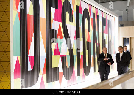 Le duc d'Édimbourg est suivi une visite guidée des expositions par Deyan Sudjic, Directeur du Design Museum qu'il ouvre le nouveau Design Museum au Design Museum à Londres, en Angleterre. Banque D'Images