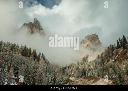 Début de la neige dans les dolomites près de Cortina d'Ampezzo, Italie. Banque D'Images