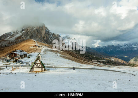 Chapelle au Col Giau, Dolomites, Italie. Banque D'Images