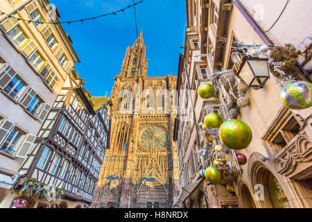 La Cathédrale Notre Dame, dans l'approche de Noël, route des vins Strasbourg, Alsace France Europe Banque D'Images
