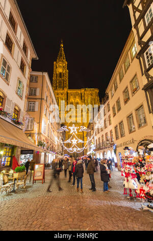 Les touristes le long de la rue de Strasbourg à Noël, route des vins, Alsace, Bas Rhin, France. Banque D'Images