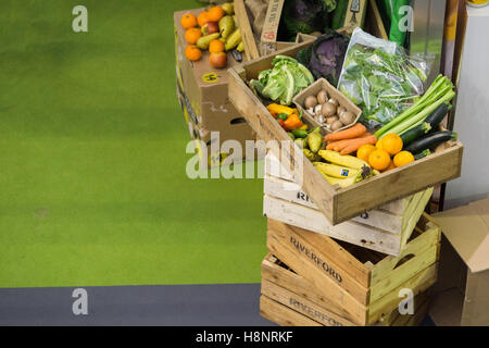 Distributeurs de produits bio fruits et légumes crus affiché à la BBC Good Food Show hôtel à l'Olympia de Londres. Banque D'Images