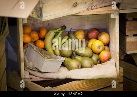 Matières organiques des fruits dans une caisse affiché à la BBC Good Food Show qui a eu lieu à l'Olympia à Londres. Banque D'Images