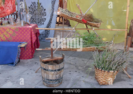 Une scène avec un ancien pressoir et quelques herbes à l'intérieur de baskets Banque D'Images