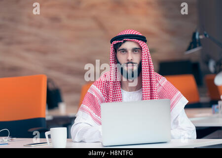 Arabian woman in modern office de démarrage Banque D'Images