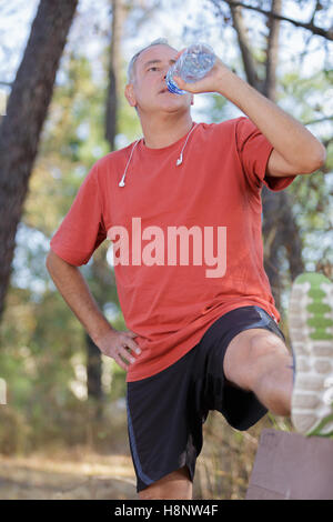 Athletic man eau potable d'une bouteille Banque D'Images