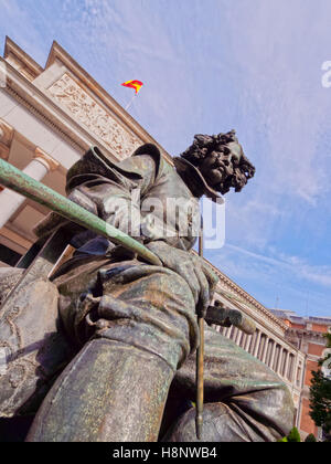 Espagne, Madrid, voir de la Diego Velazquez Statue devant le musée du Prado. Banque D'Images