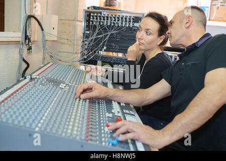 Équipe d'ingénieurs travaillant au mixage en studio d'enregistrement Banque D'Images