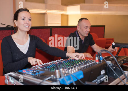 Ingénieur du son et producteur travaillant ensemble au panneau de mixage Banque D'Images