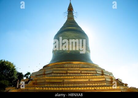 Bagan, Myanmar - le 12 novembre 2014. La Pagode Lawkananda, presque 1000 ans, illuminé par la lumière du soleil reflétée. Banque D'Images