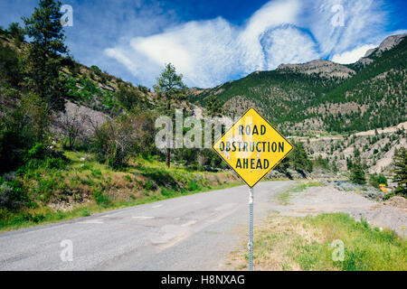 Un signe d'obstruction de la route à venir. Banque D'Images