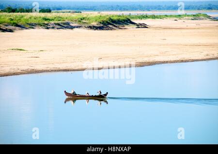 Bateau sur le Fleuve Irrawaddy à Bagan, Myanmar. Banque D'Images