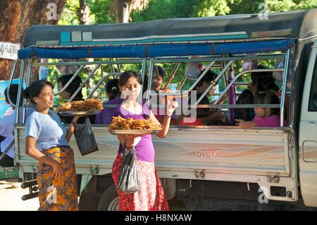 Bagan, Myanmar - le 12 novembre 2014. Les birmanes de collations aux visiteurs à La Pagode Lawkananda. Banque D'Images