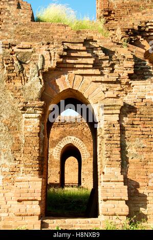 Bagan, Myanmar - le 12 novembre 2014. Les passerelles de recul au monastère en ruines, Bagan. Banque D'Images