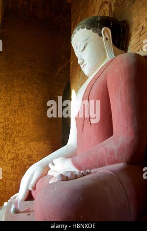 Bagan, Myanmar - le 12 novembre 2014. Image du Bouddha à Thisa-wadi pagode dans l'attitude de "l'appel de la terre à témoin". Banque D'Images