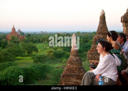 Bagan, myanmar - 12 novembre, 2014. Les touristes appréciant la vue sur la plaine de Bagan au coucher du soleil. Banque D'Images