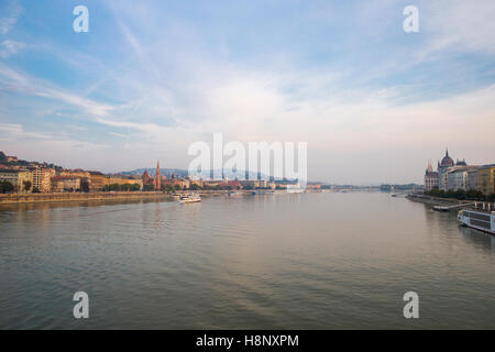 - Panorama du Danube à Budapest en Hongrie. Banque D'Images