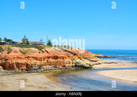 Belle côte pittoresque estuaire où Onkaparinga River se jette dans l'océan à Glenelg, Australie du Sud. Banque D'Images