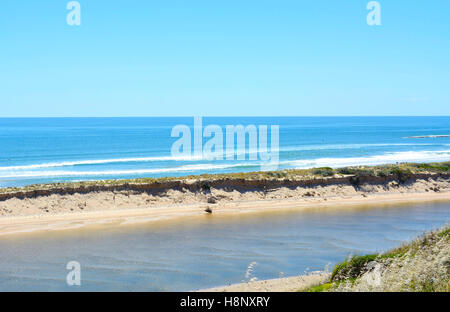 Belle côte pittoresque estuaire où Onkaparinga River se jette dans l'océan à Glenelg, Australie du Sud. Banque D'Images