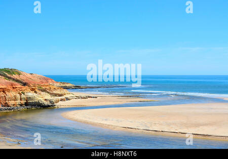 Belle côte pittoresque estuaire où Onkaparinga River se jette dans l'océan à Glenelg, Australie du Sud. Banque D'Images